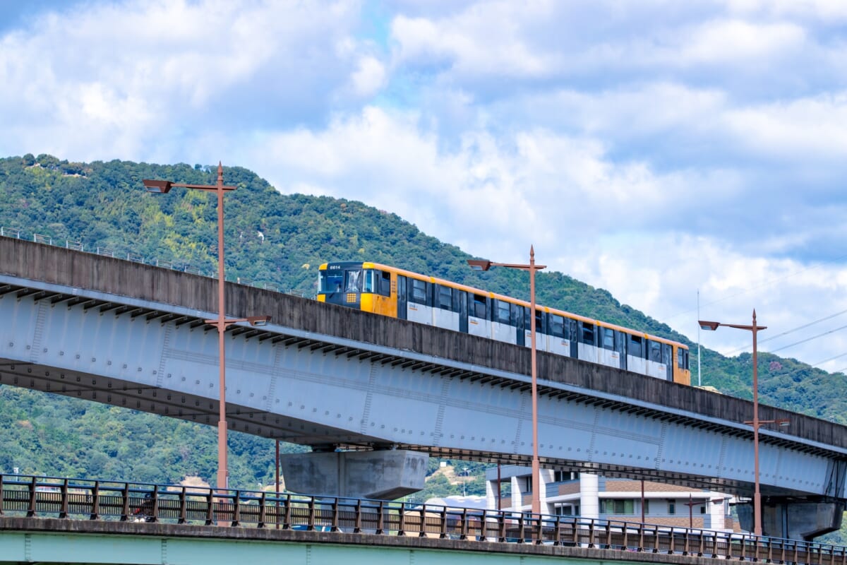 広島市のアストラムラインが走行する風景